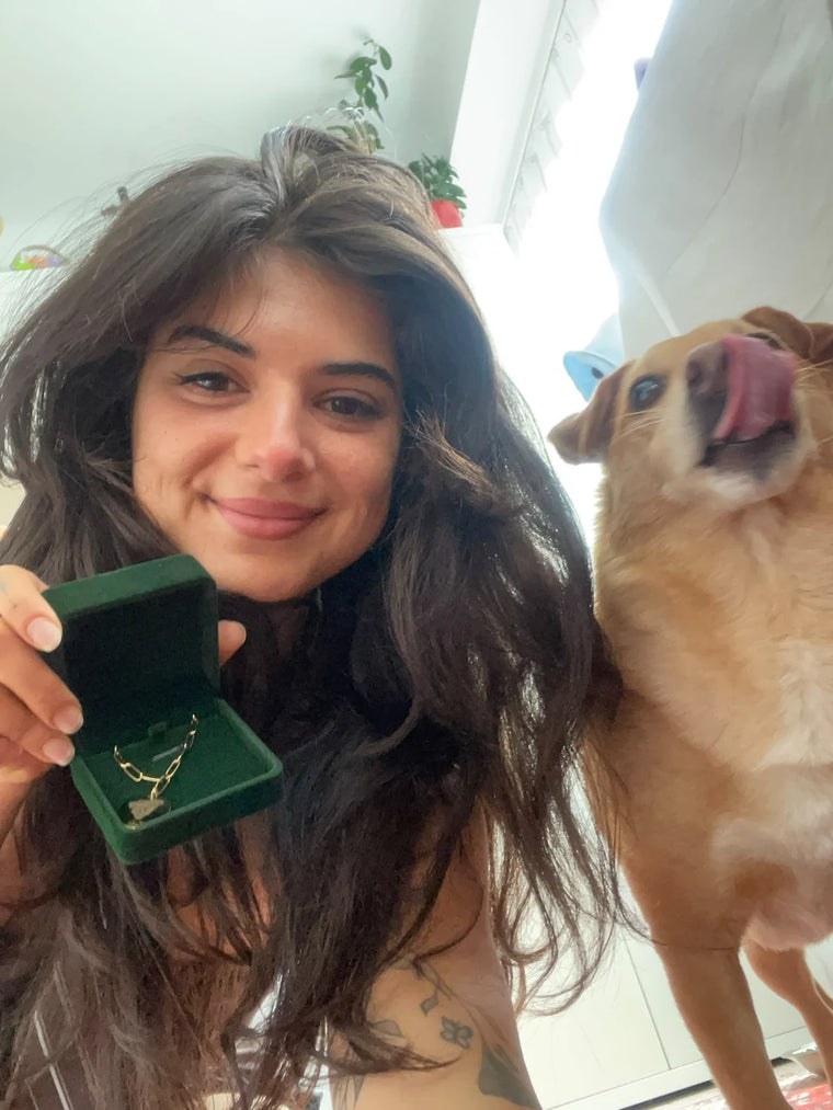 Photo: woman with Laki and personalized Treuespur gift box