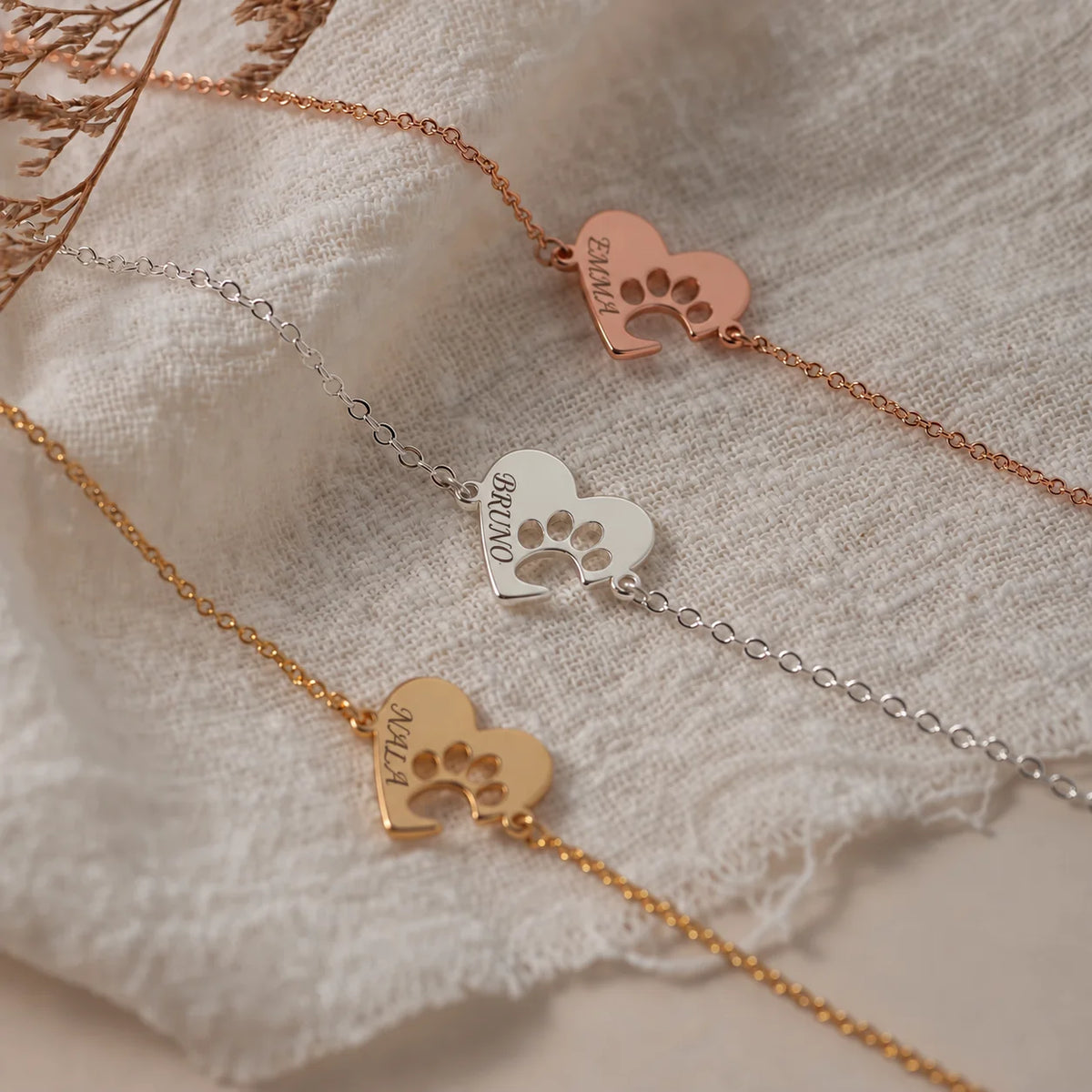 Armband mit zwei Herzen, Pfotenmotiv und Wunschname – Produktdetail 1 – Treuespur